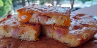 Κοντινό πλάνο σε μία φέτα από Αλμυρό Κέικ, που αναδεικνύει την αφράτη υφή του και τα κομμάτια τυριού και αλλαντικών.