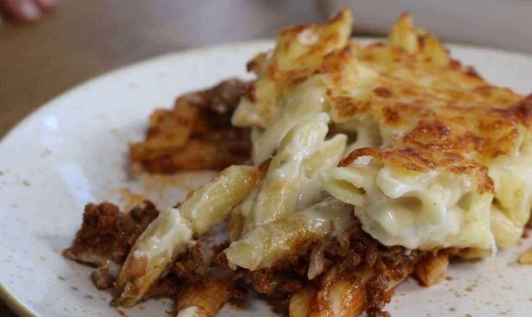 Ζυμαρικά στο φούρνο με κιμά και μπεσαμέλ