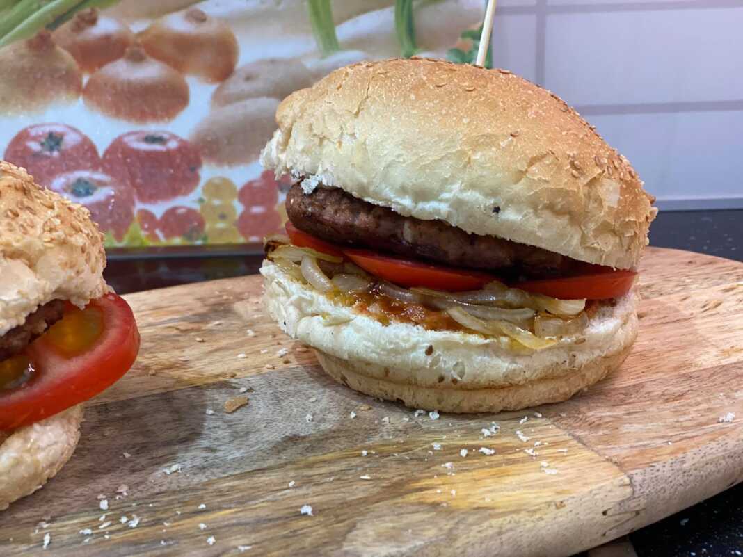 burger-keftedes Μπέργκερ με σπιτικούς κεφτέδες και καραμελωμένα κρεμμύδια!