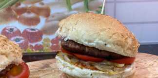 Μπέργκερ με σπιτικούς κεφτέδες και καραμελωμένα κρεμμύδια!