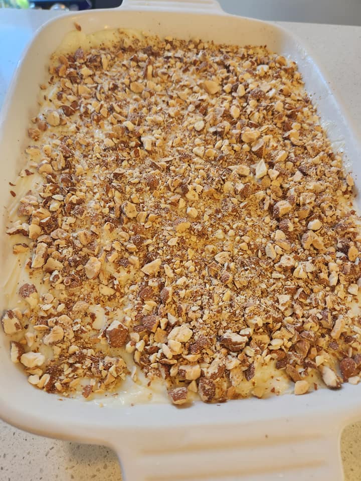 Εκμέκ τσουρέκι με μπόλικο αμυγδάλο