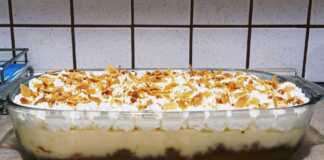 Ένα πυρεξ εκμέκ με τσουρέκι σε ένα πιάτο, με στρώσεις σιροπιασμένου τσουρεκιού, κρεμώδους κρέμας και αφράτης σαντιγί, διακοσμημένο με αμύγδαλο φιλέ.