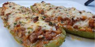 Κολοκυθάκια κομμένα σε βάρκες, γεμισμένα με το μείγμα τυριού και αυγών, σε ταψί.