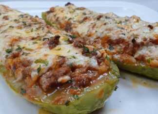 Κολοκυθάκια κομμένα σε βάρκες, γεμισμένα με το μείγμα τυριού και αυγών, σε ταψί.