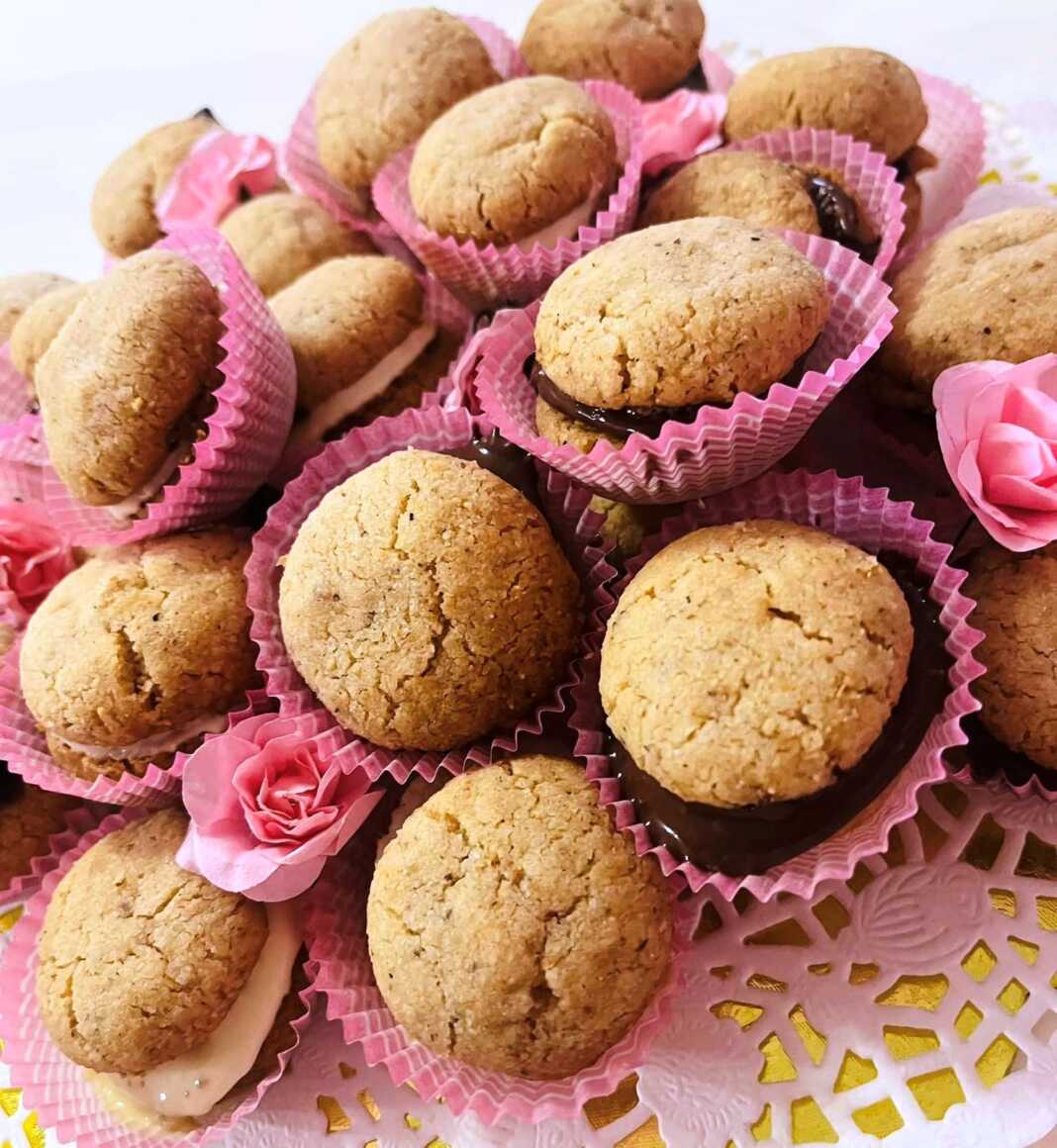 Μπισκοτάκια γεμιστά με σοκολάτα