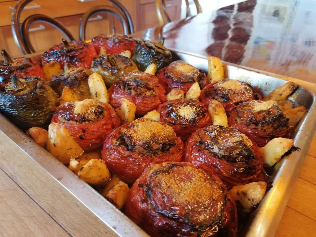 γεμιστές ντομάτες και πιπεριές