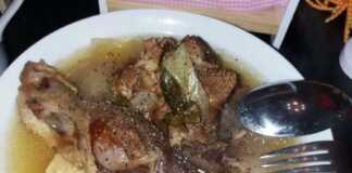 Βραστή γίδα με λαχανικά σε πιάτο