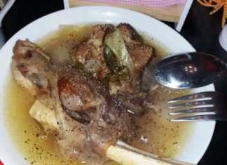 Βραστή γίδα με λαχανικά σε πιάτο