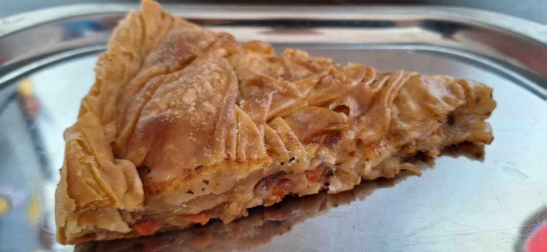 κασερόπιτα με ντομάτα και ρίγανη