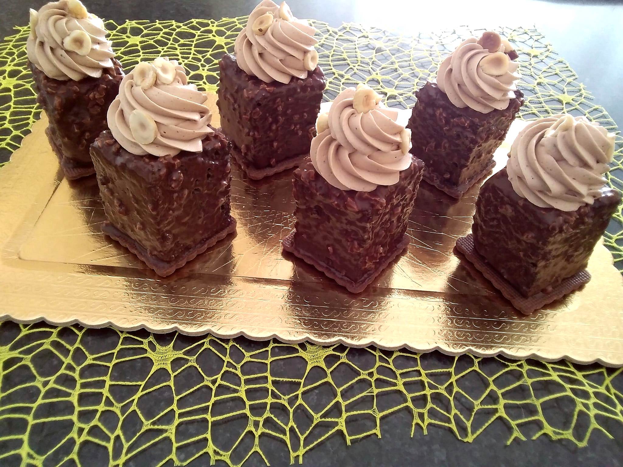 Κεκάκια με σοκολάτα πραλίνας φουντουκιού