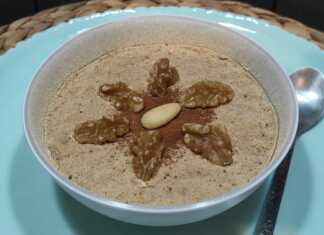 Μπολάκια με κολλυβοζούμι πασπαλισμένα με καστανό καβουρδισμένο αλεύρι και στολισμένα με ολόκληρα καρύδια και αμύγδαλα