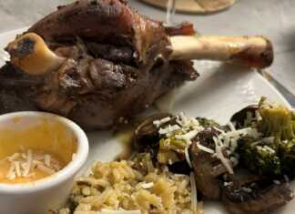 Κότσι αρνιού στην γάστρα