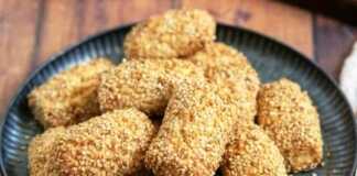 Σπιτικά σουσαμένια κουλουράκια, χρυσαφένια και πασπαλισμένα με άφθονο σουσάμι, έτοιμα για απόλαυση