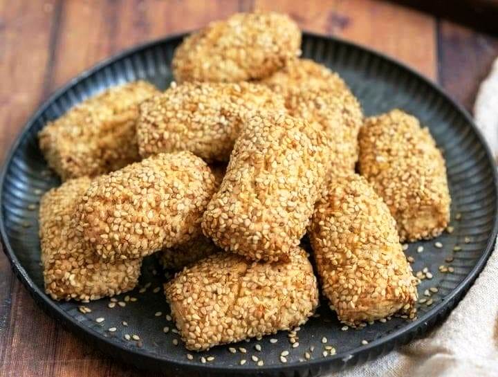 koulourakiaSousami Σπιτικά σουσαμένια κουλουράκια, χρυσαφένια και πασπαλισμένα με άφθονο σουσάμι, έτοιμα για απόλαυση