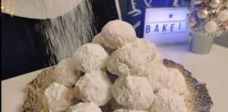 Οι Κουραμπιέδες Αμυγδάλου σε πιατέλα, πασπαλισμένοι με άφθονη άχνη ζάχαρη.