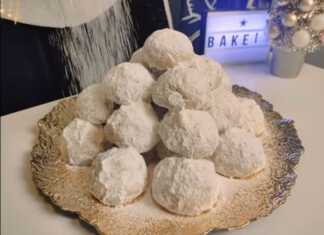 Οι Κουραμπιέδες Αμυγδάλου σε πιατέλα, πασπαλισμένοι με άφθονη άχνη ζάχαρη.