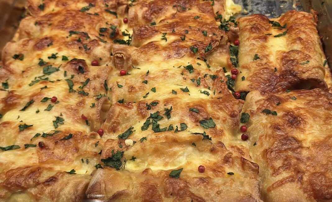 Λαχταριστές κρέπες ρολό με λιωμένο τυρί και ζαμπόν μέσα σε πυρέξ, πασπαλισμένες με τριμμένη γραβιέρα και φρέσκο μαϊντανό