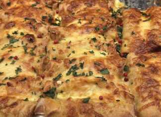 Λαχταριστές κρέπες ρολό με λιωμένο τυρί και ζαμπόν μέσα σε πυρέξ, πασπαλισμένες με τριμμένη γραβιέρα και φρέσκο μαϊντανό