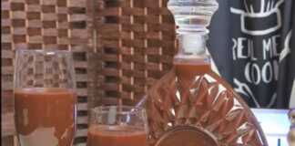 Ένα κομψό μπουκάλι γεμάτο με σκούρο, πλούσιο Λικέρ Σοκολάτας, έτοιμο για σερβίρισμα