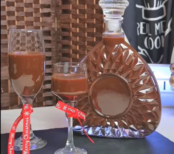 likerSokolatas Ένα κομψό μπουκάλι γεμάτο με σκούρο, πλούσιο Λικέρ Σοκολάτας, έτοιμο για σερβίρισμα