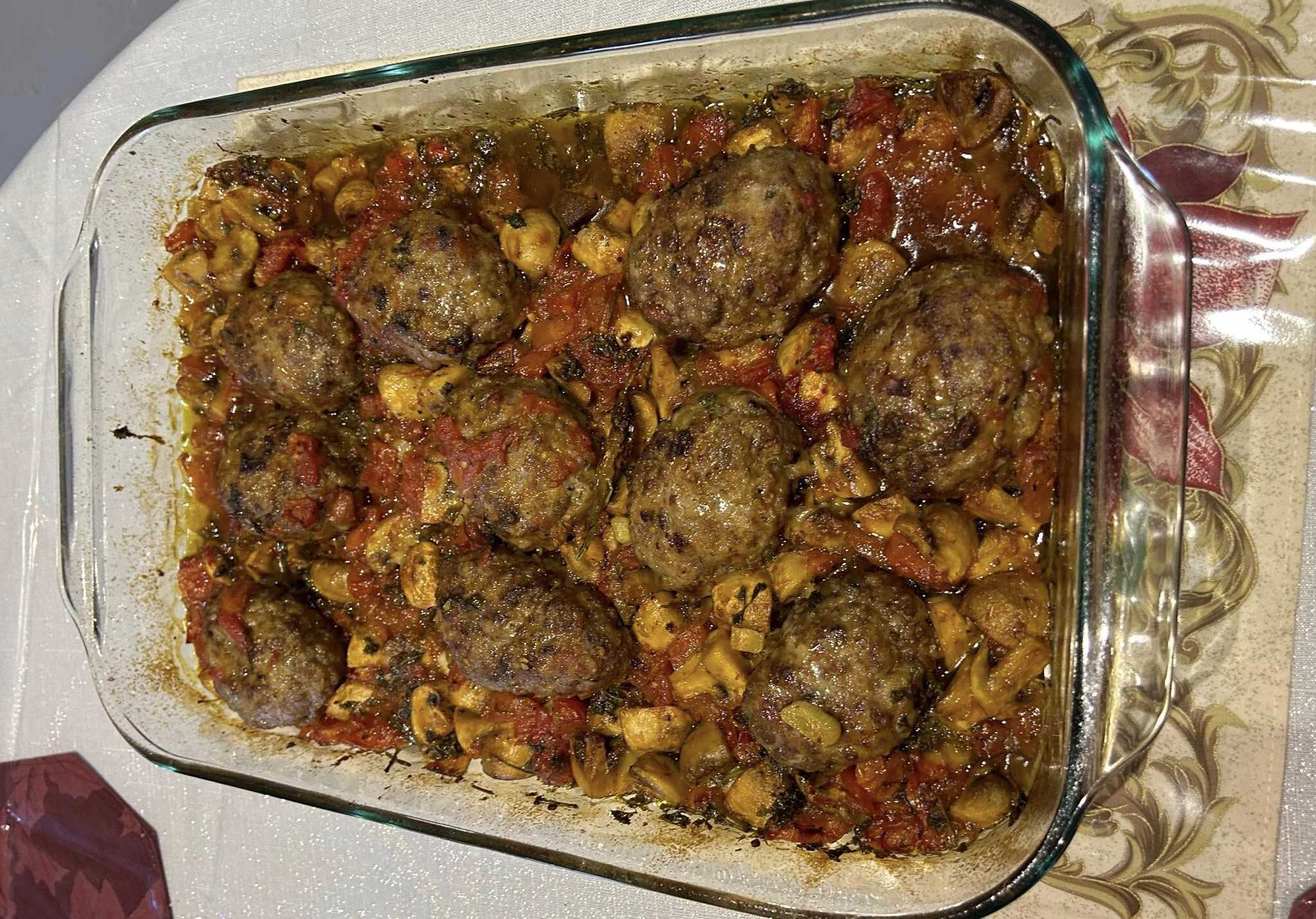 Μανιτάρια στο φούρνο με κεφτεδάκια