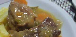 Μοσχαράκι κρασάτο με πατάτες τηγανιτές μοσχαράκι κρασάτο