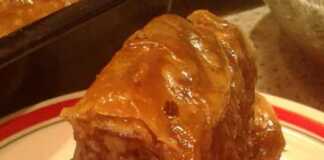 Κοντινό πλάνο σε ένα κομμάτι από Μπακλαβαδάκια Γιαννιώτικα Βουτυράτα, που φαίνεται η πλούσια γέμιση καρυδιού και τα τραγανά φύλλα.