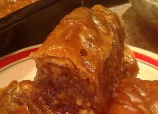 Κοντινό πλάνο σε ένα κομμάτι από Μπακλαβαδάκια Γιαννιώτικα Βουτυράτα, που φαίνεται η πλούσια γέμιση καρυδιού και τα τραγανά φύλλα.