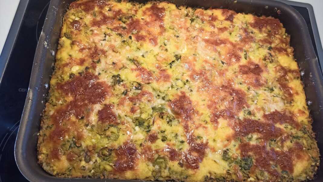 Ολοκληρωμένος Πλαστός ή Μπαμπανέτσα, χρυσαφένιος και κομμένος σε κομμάτια, έτοιμος για σερβίρισμα.