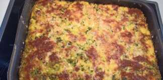 Ολοκληρωμένος Πλαστός ή Μπαμπανέτσα, χρυσαφένιος και κομμένος σε κομμάτια, έτοιμος για σερβίρισμα.