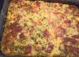 Ολοκληρωμένος Πλαστός ή Μπαμπανέτσα, χρυσαφένιος και κομμένος σε κομμάτια, έτοιμος για σερβίρισμα.