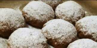 Χιονισμένα νηστίσιμα μηλοπιτάκια Τα Νηστίσιμα Μηλοπιτάκια έτοιμα, πασπαλισμένα με ζάχαρη άχνη.