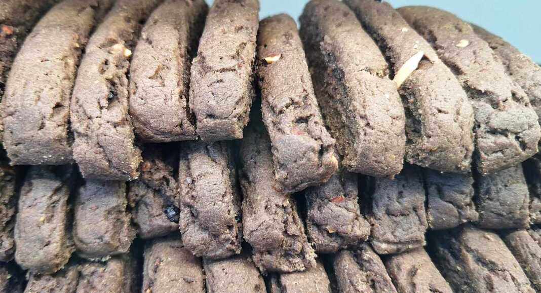 paksimadikoyloura παξιμάδια με χαρούπι, σταφίδες και καρύδι