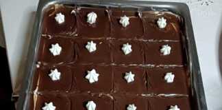 Ένα κομμάτι λαχταριστής πάστας ταψιού με στρώσεις μπισκότων και κρέμας σοκολάτας.