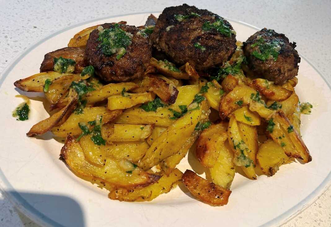 Πατάτες φούρνου με σκόρδο και ζουμερά μπιφτέκια