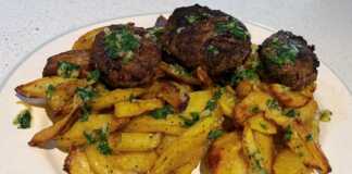 Πατάτες φούρνου με σκόρδο και ζουμερά μπιφτέκια