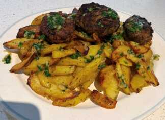 Πατάτες φούρνου με σκόρδο και ζουμερά μπιφτέκια