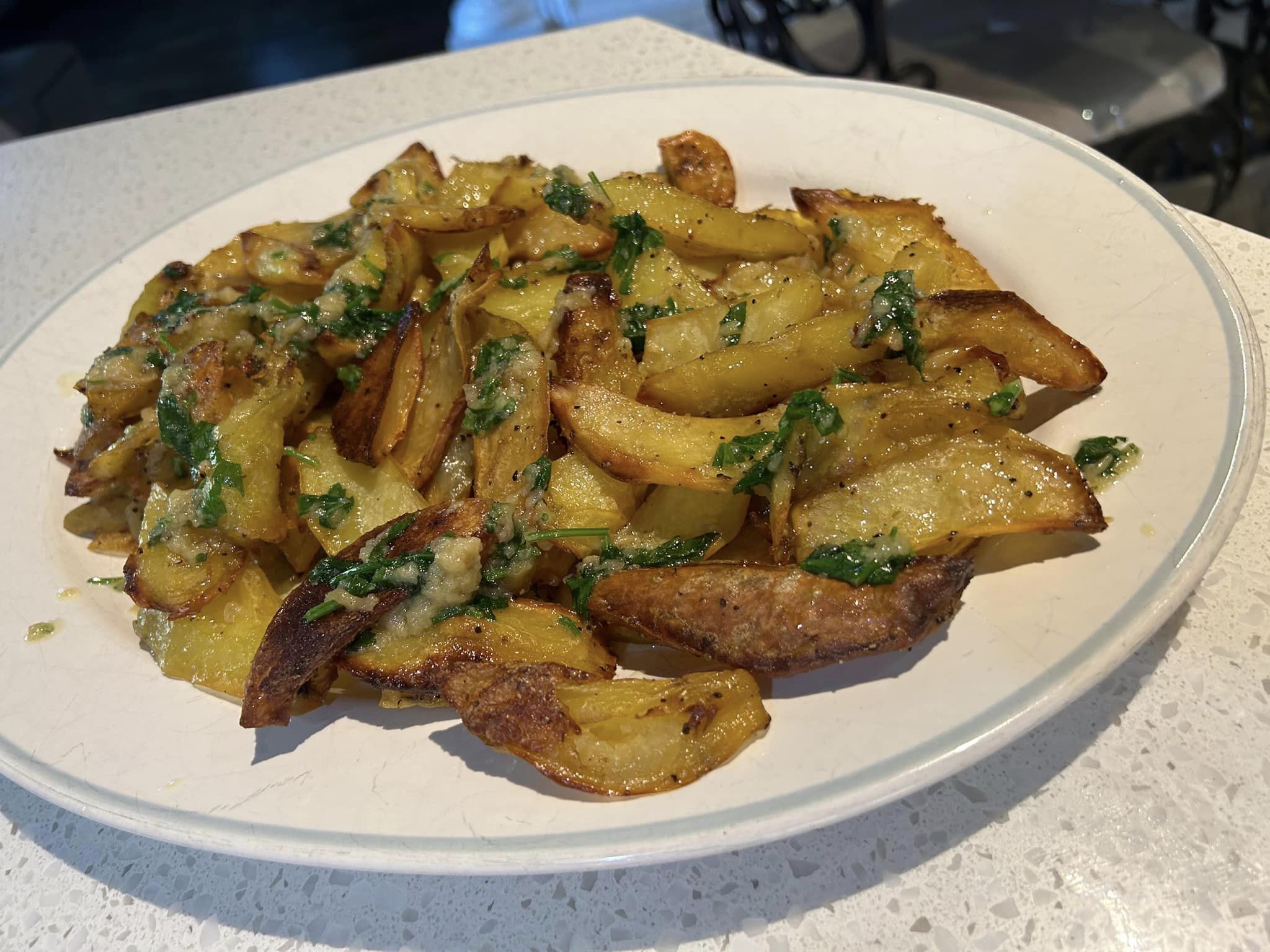 Πατάτες φούρνου με σκόρδο και ζουμερά μπιφτέκια