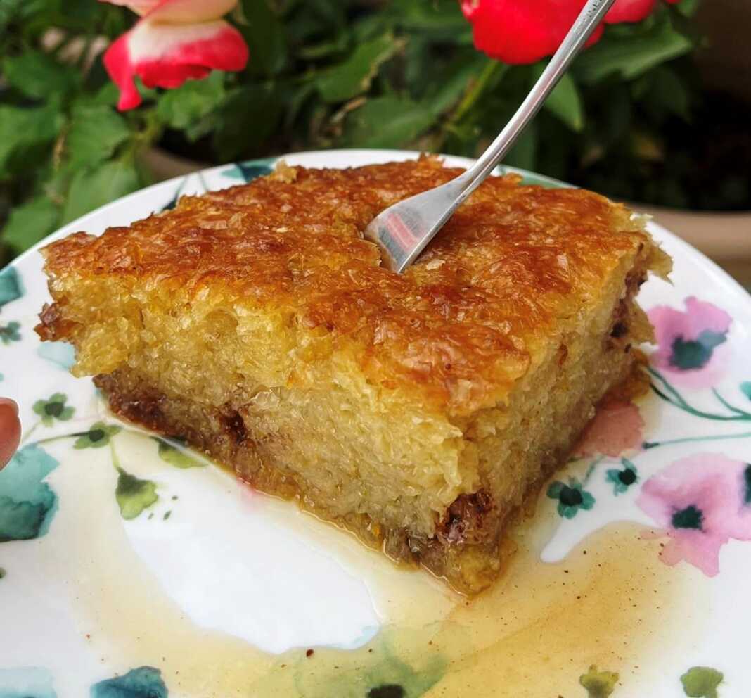 portokalopitaOneirou Σιροπιασμένη πορτοκαλόπιτα με δάκρυα σοκολάτας, κομμένη σε τετράγωνα κομμάτια.