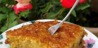 Σιροπιασμένη πορτοκαλόπιτα με δάκρυα σοκολάτας, κομμένη σε τετράγωνα κομμάτια.