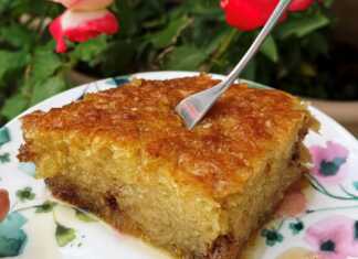 Σιροπιασμένη πορτοκαλόπιτα με δάκρυα σοκολάτας, κομμένη σε τετράγωνα κομμάτια.