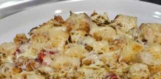 Κοντινό πλάνο σε μία μερίδα ζεστό γρήγορο πρωινό με ψωμί σε πιάτο, με εμφανή τα κομμάτια ψωμιού και τα λαχανικά.