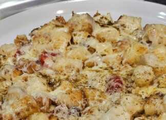 Ενα ζεστό γρήγορο πρωινό με μπαγιάτικο ψωμί Κοντινό πλάνο σε μία μερίδα ζεστό γρήγορο πρωινό με ψωμί σε πιάτο, με εμφανή τα κομμάτια ψωμιού και τα λαχανικά.