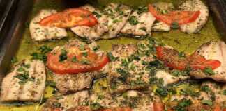 Σαρδέλες λεμονάτες στο φούρνο, φρεσκοψημένες σε ταψί, γαρνιρισμένες με μαϊντανό.