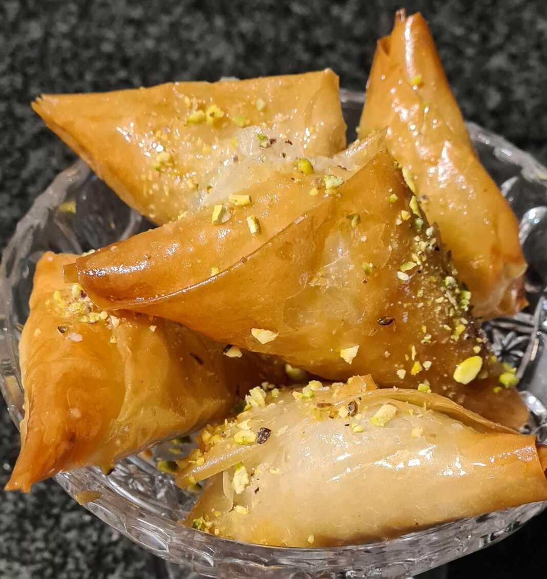 Σιροπιαστό φύλλο κρούστας με φρέσκια αναρή