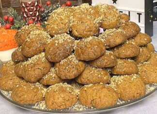 Πιατέλα γεμάτη μελομακάρονα μελωμένα, πασπαλισμένα με τριμμένα καρύδια και φουντούκια.