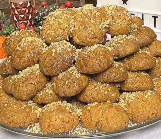 Τα Θεϊκα Μελομακάρονα …μ’ ένα μυστικό υλικό Πιατέλα γεμάτη μελομακάρονα μελωμένα, πασπαλισμένα με τριμμένα καρύδια και φουντούκια.