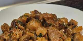 Χοιρινή τηγανιά με κρεμμύδια και μανιτάρια στo τηγάνι Χοιρινή τηγανιά με κρεμμύδια και μανιτάρια στo τηγάνι