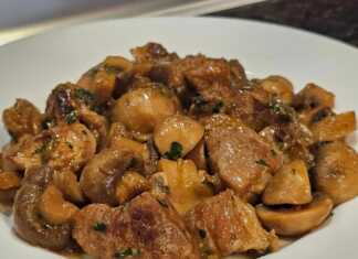 Χοιρινή τηγανιά  με κρεμμύδια και μανιτάρια στo τηγάνι