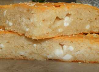 Αφράτη Τυρόπιτα χωρίς φύλλο, φρεσκοψημένη σε ταψί, με χρυσαφένια κρούστα και σουσάμι